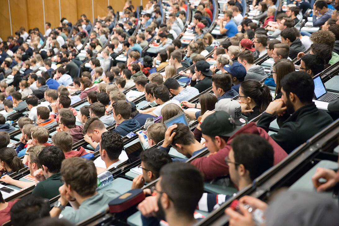 Foto eines Hörsaals mit vielen Studierenden
