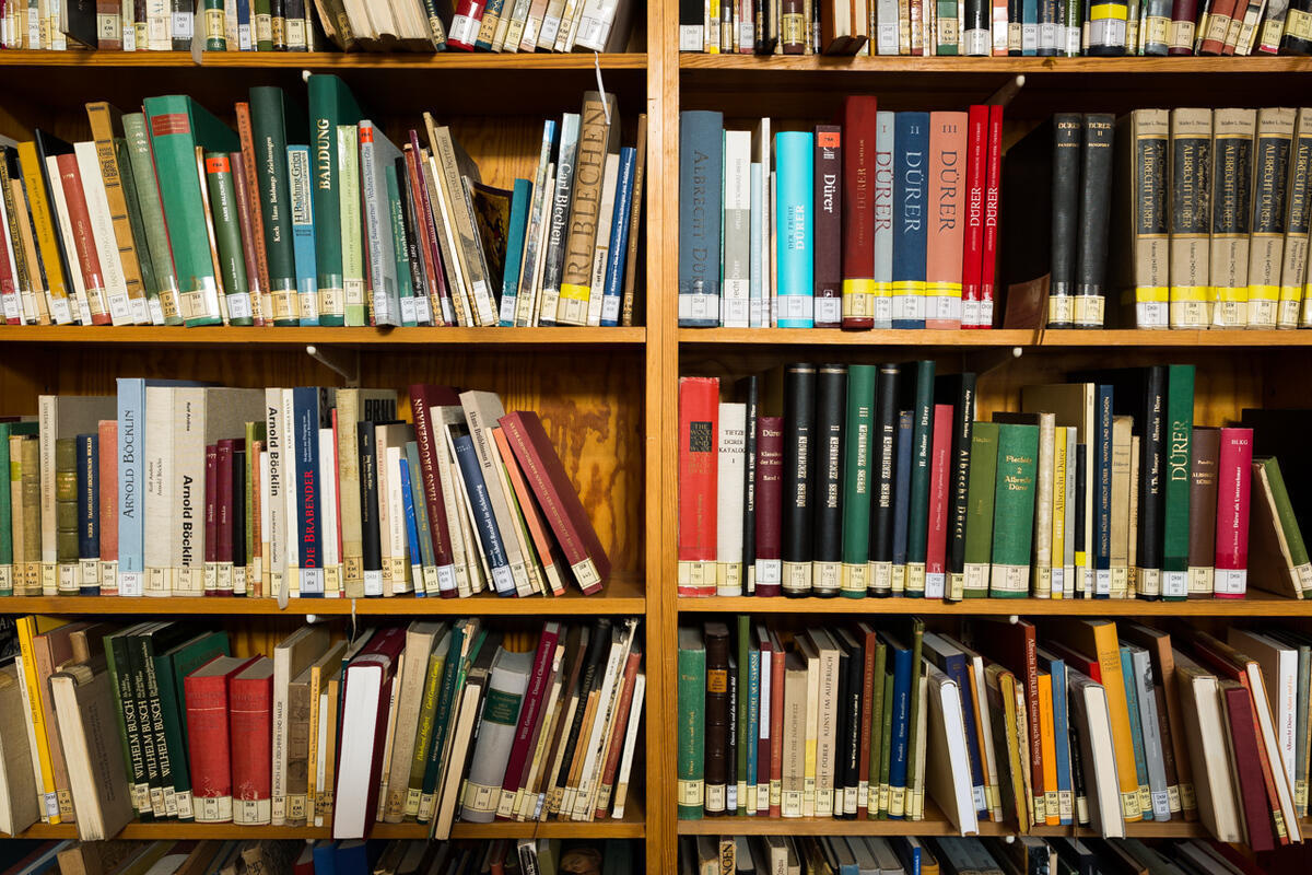 Foto von einem Bücherregal