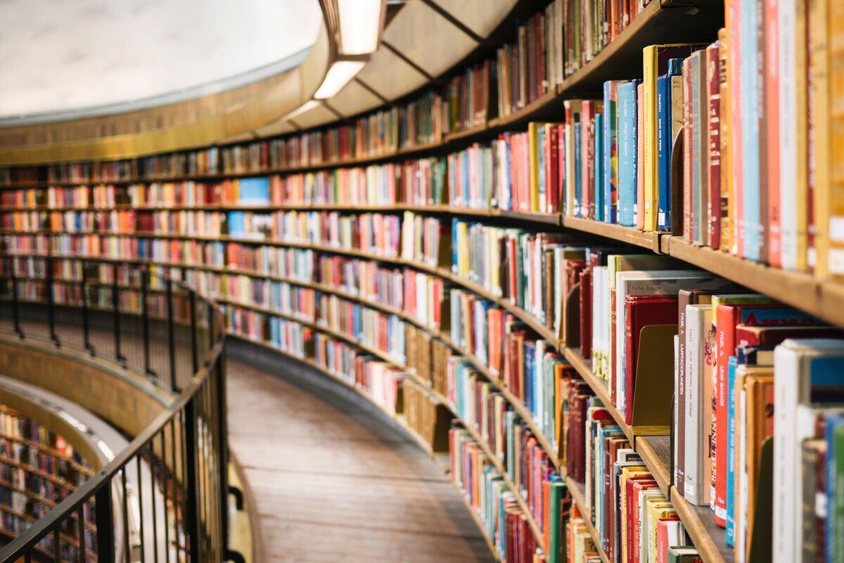Bücherregal in einer Bibliothek