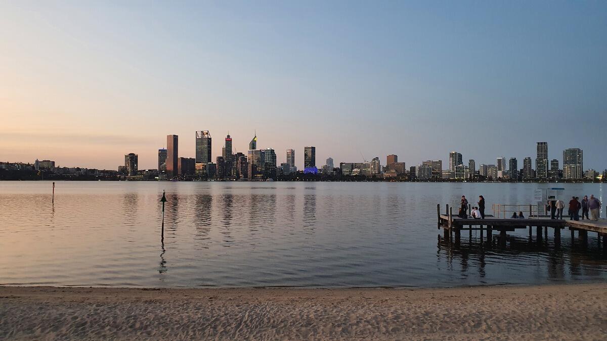 Strand mit Skyline von Perth